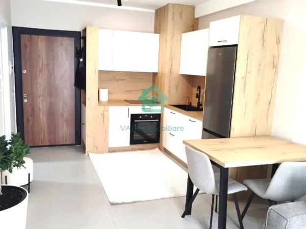 Tirane, jepet me qera apartament 1+1 Kati 7, 500 € (Univers City)