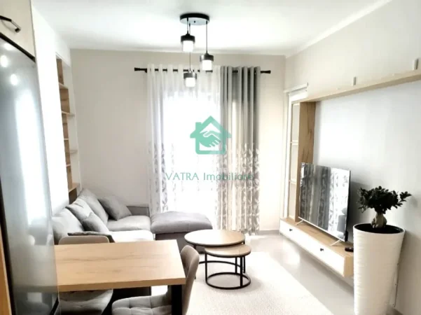 Tirane, jepet me qera apartament 1+1 Kati 7, 500 € (Univers City)