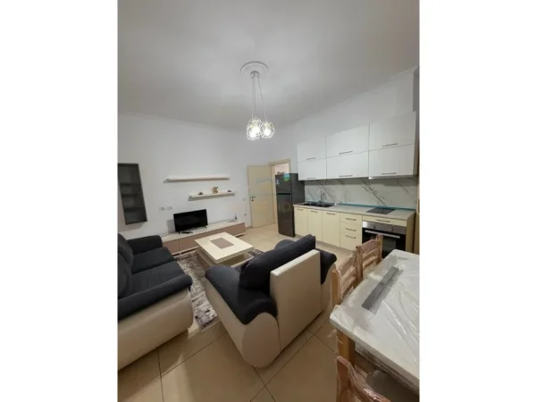 Tirane, jepet me qera apartament 1+1+Ballkon Kati 1, 60 m² 400 € (Kopshti Botanik)