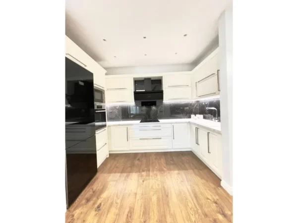Tirane, jepet me qera apartament 2+1+Ballkon Kati 6, 115 m² 800 € (kopshti botanik)