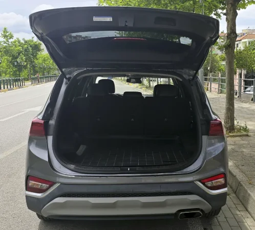Tirane, shitet makine Benzin, automatik 1 km 15.000 €
