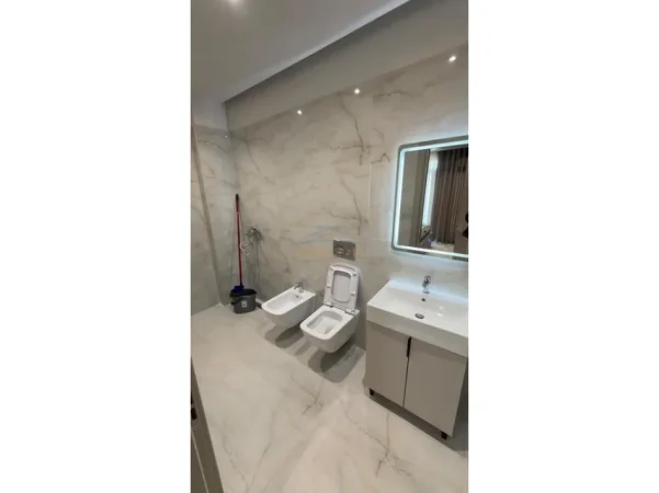 Tirane, jepet me qera apartament 2+1+Ballkon Kati 7, 111 m² 950 € (Rruga Jordan Misja)