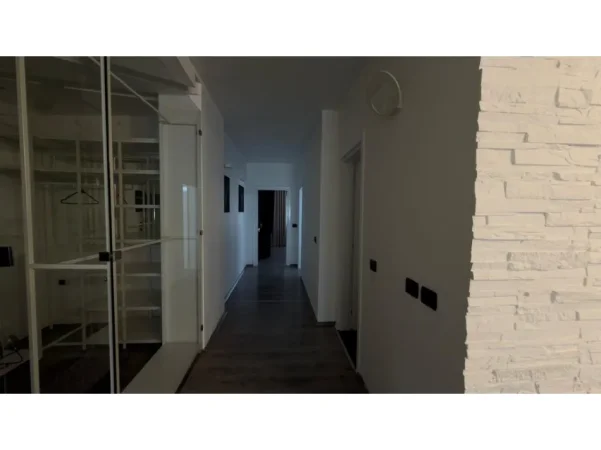 Tirane, jepet me qera apartament 2+1 Kati 5, 115 m² 950 € (komuna e parisit)