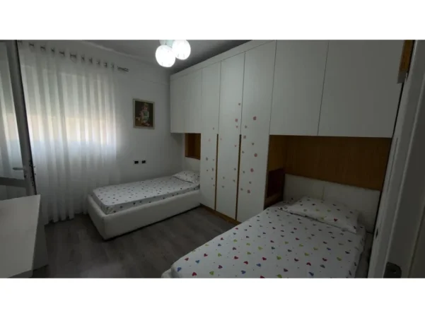 Tirane, jepet me qera apartament 2+1 Kati 5, 115 m² 950 € (komuna e parisit)