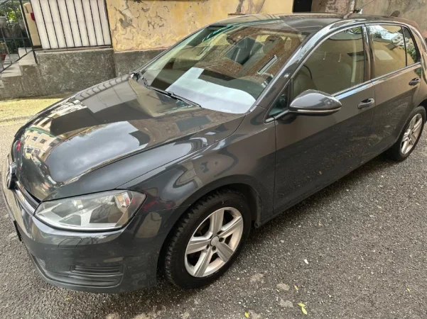 Tirane, shitet makine GOLF 7 Nafte, gri e erret manuale Kondicioner 306.000 km 5.000 €