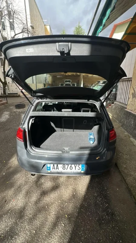 Tirane, shitet makine GOLF 7 Nafte, gri e erret manuale Kondicioner 306.000 km 5.000 €
