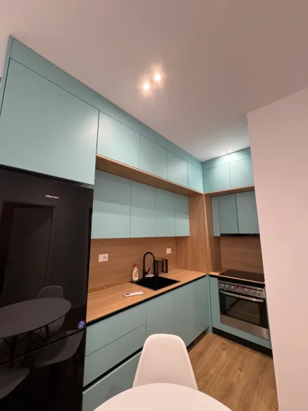 Tirane, jepet me qera apartament 1+1+Ballkon Kati 4, 550 € (Kompleksi Kadiu)