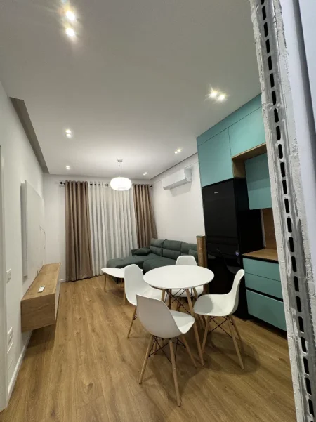 Tirane, jepet me qera apartament 1+1+Ballkon Kati 4, 550 € (Kompleksi Kadiu)