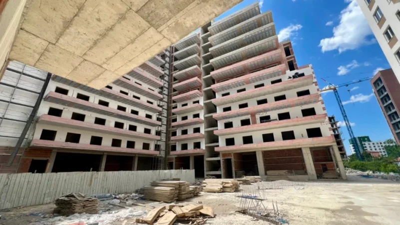 SHITET: 1+1 +1 Garderobe 📍Ish Fusha e Aviacionit(Perballe Shk. Dhori Leka) -1500€/m²🔥 - 130,000€ - Sp.84m² || Pagese me keste✨️