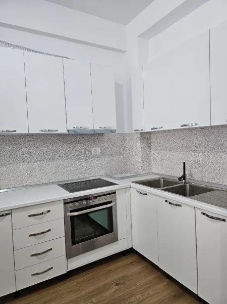 Tirane, jepet me qera apartament 1+1+Ballkon Kati 7, 61 m² 400 € (Rezidenca Kaimi/Rruga Pasho Hysa)