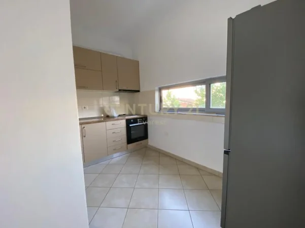 Tirane, jepet me qera apartament 2+1 Kati 3, 94 m² 500 € (VilacL)