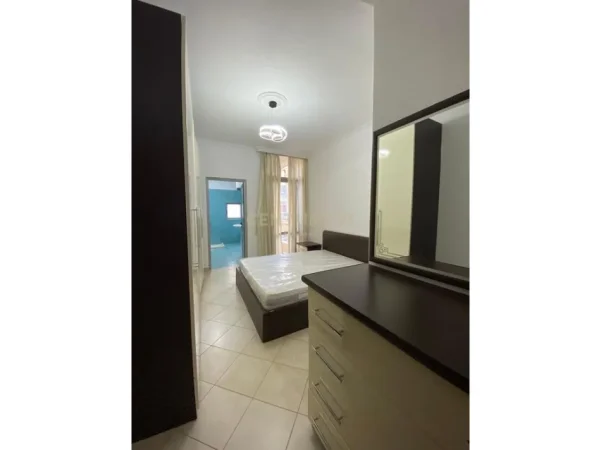 Tirane, jepet me qera apartament 2+1 Kati 3, 94 m² 500 € (VilacL)