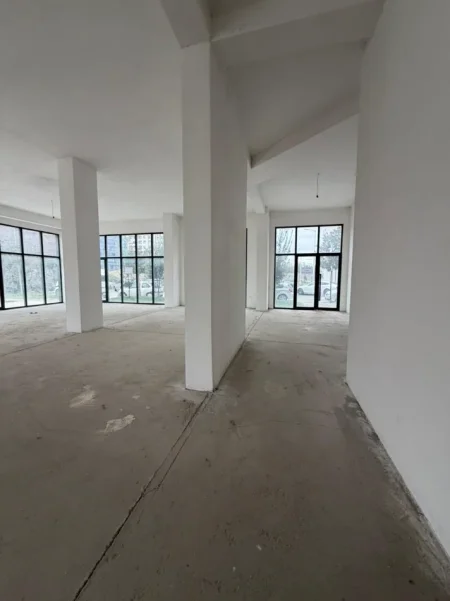 Tirane, jepet me qera ambjent biznesi Kati 0, 300 m² 3.500 € (Green City)