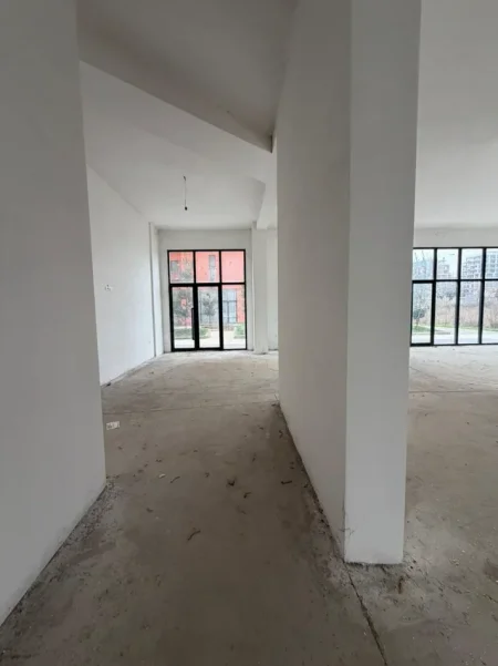 Tirane, jepet me qera ambjent biznesi Kati 0, 300 m² 3.500 € (Green City)