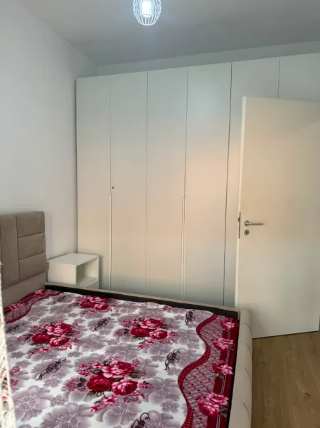 Tirane, jepet me qera apartament 1+1+Ballkon Kati 2, 50 m² 400 € (Residenca Kaimi)