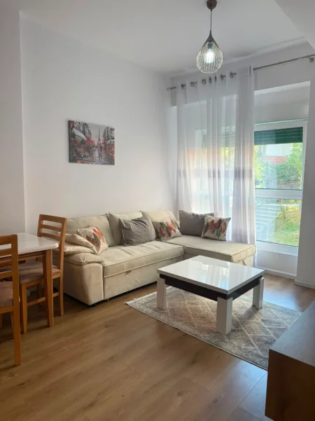 Tirane, jepet me qera apartament 1+1+Ballkon Kati 2, 50 m² 400 € (Residenca Kaimi)