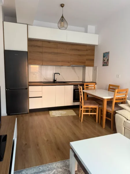 Tirane, jepet me qera apartament 1+1+Ballkon Kati 2, 50 m² 400 € (Residenca Kaimi)