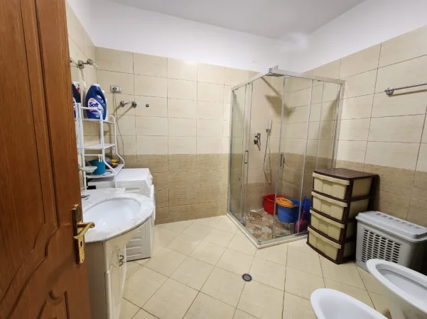 Tirane, jap me qera apartament 2+1 Kati 4, 100 m² 100 € (rruga kavajes)