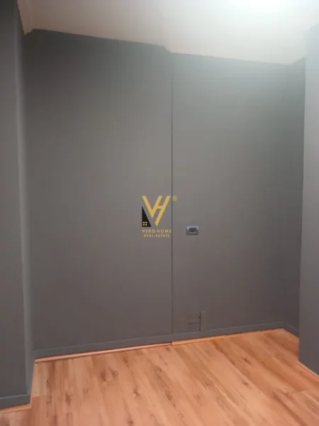 Tirane, jepet me qera zyre Kati 8, 70 m² 620 € (MYSLYM SHYRI)