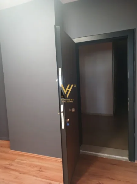 Tirane, jepet me qera zyre Kati 8, 70 m² 620 € (MYSLYM SHYRI)