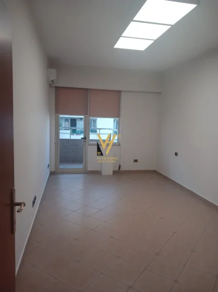 Tirane, jepet me qera zyre Kati 8, 70 m² 620 € (MYSLYM SHYRI)