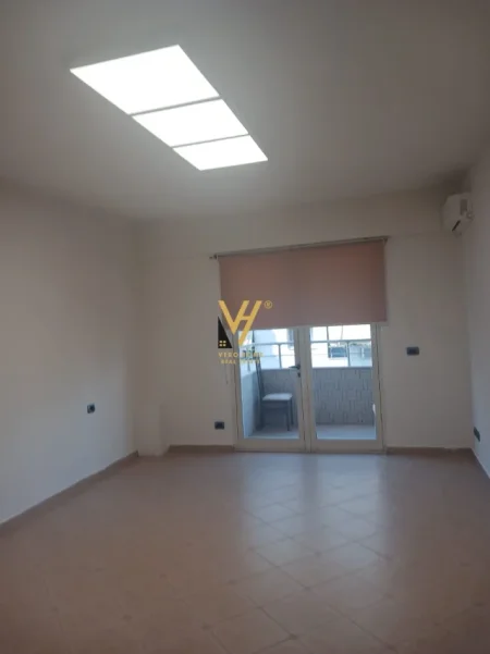 Tirane, jepet me qera zyre Kati 8, 70 m² 620 € (MYSLYM SHYRI)