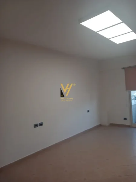 Tirane, jepet me qera zyre Kati 8, 70 m² 620 € (MYSLYM SHYRI)