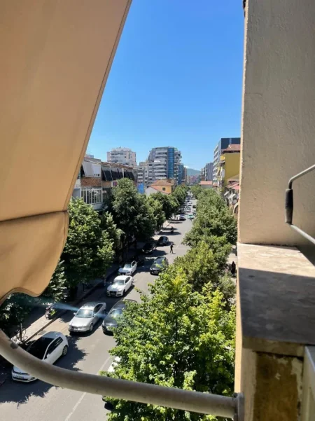 Tirane, jap me qera apartament 1+1+Ballkon Kati 4, 65 m² 650 € (Rruga e Dibres)