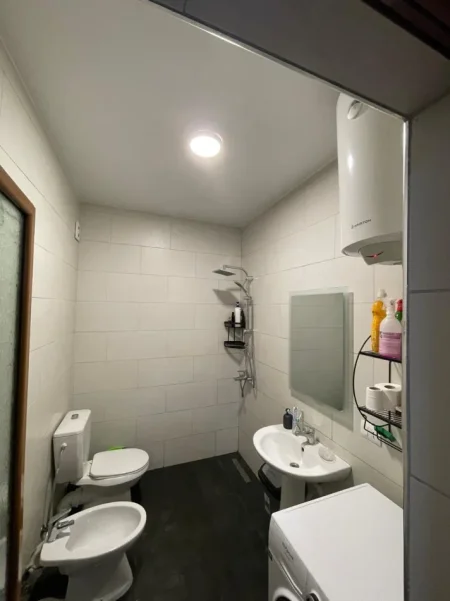 Tirane, jap me qera apartament 1+1+Ballkon Kati 4, 65 m² 650 € (Rruga e Dibres)
