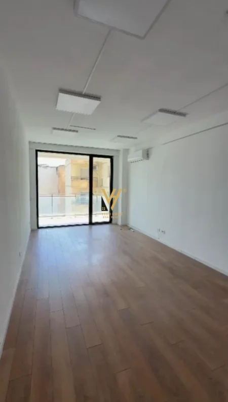 Tirane, jepet me qera zyre Kati 2, 116 m² 900 € (MINE PEZA)
