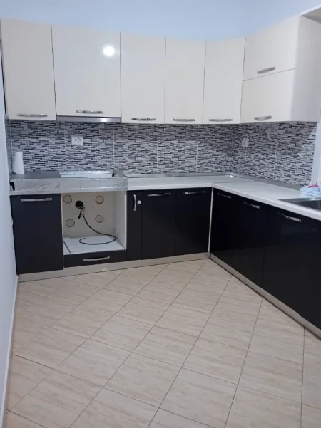 Tirane, jepet me qera apartament 4+1+Ballkon Kati 2, 