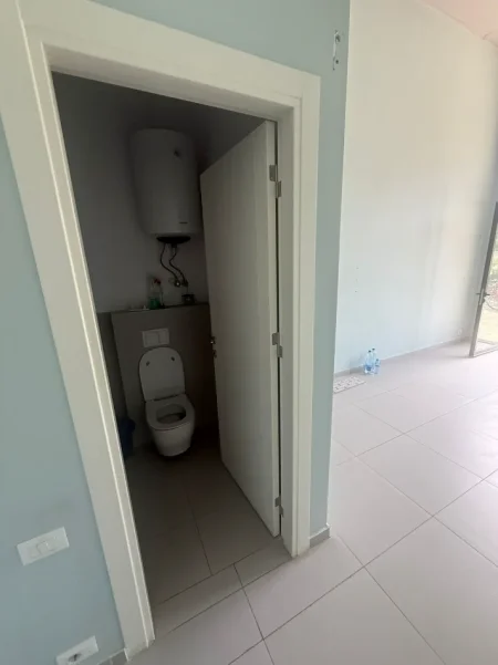 Tirane, jepet me qera dyqan Kati 0, 24 m² 250 € (Xhanfize Keko)