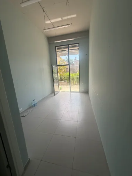Tirane, jepet me qera dyqan Kati 0, 24 m² 250 € (Xhanfize Keko)