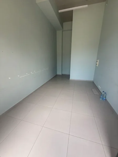 Tirane, jepet me qera dyqan Kati 0, 24 m² 250 € (Xhanfize Keko)