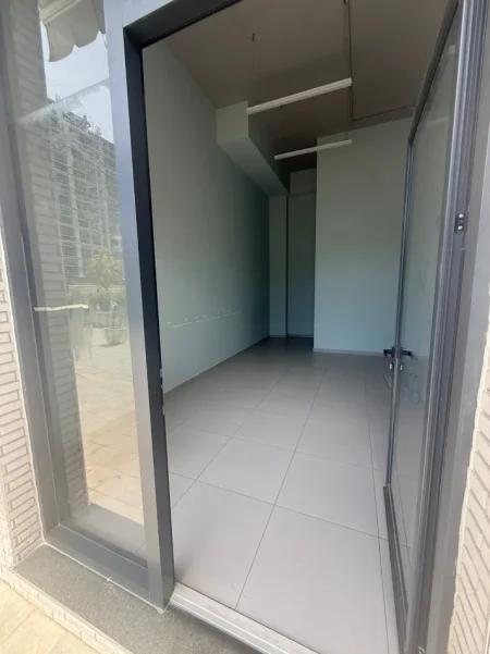 Tirane, jepet me qera dyqan Kati 0, 24 m² 250 € (Xhanfize Keko)