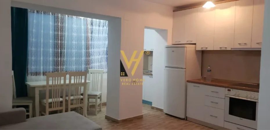 Tirane, jepet me qera apartament 1+1+Ballkon Kati 3, 55 m² 350 € (STACIONI I TRENIT)