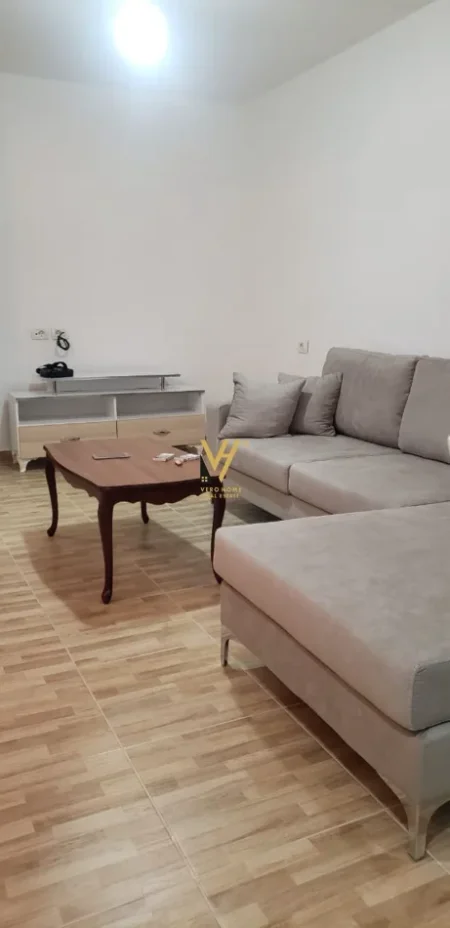 Tirane, jepet me qera apartament 1+1+Ballkon Kati 3, 55 m² 350 € (STACIONI I TRENIT)