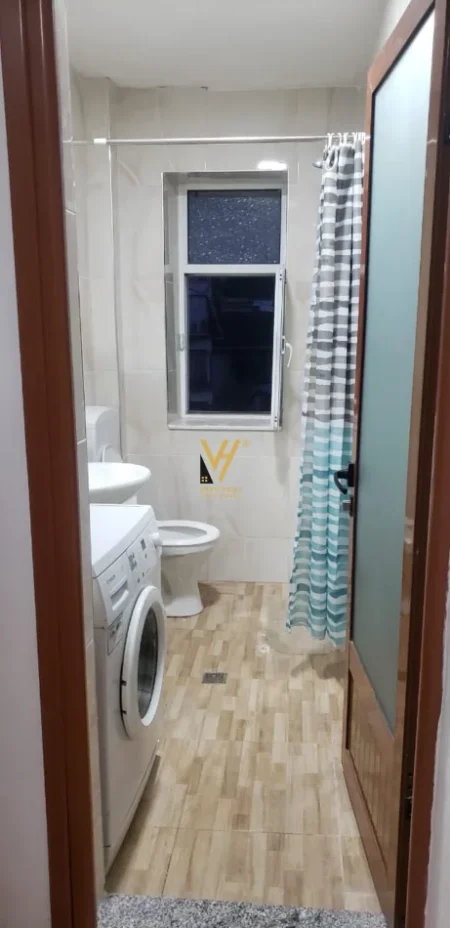 Tirane, jepet me qera apartament 1+1+Ballkon Kati 3, 55 m² 350 € (STACIONI I TRENIT)