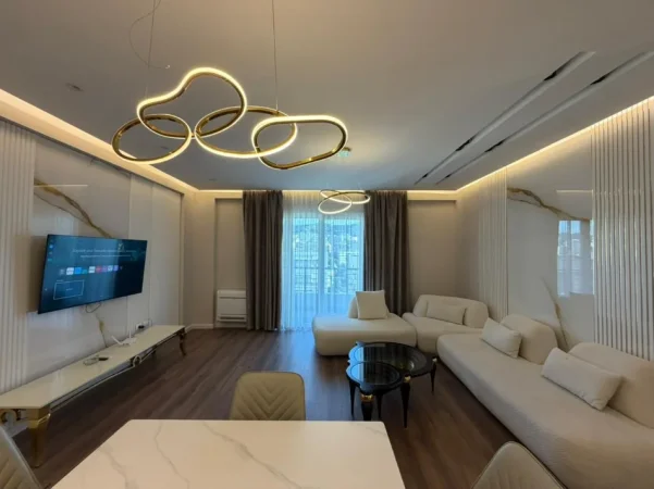 Tirane, jepet me qera apartament 2+1 Kati 8, 110 m² 1.000 € (Komuna e Parisit)