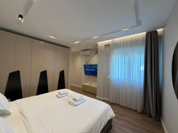 Tirane, jepet me qera apartament 2+1 Kati 8, 110 m² 1.000 € (Komuna e Parisit)