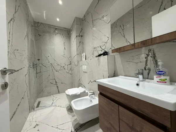 Tirane, jepet me qera apartament 2+1 Kati 8, 110 m² 1.000 € (Komuna e Parisit)