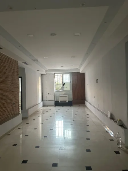 Tirane, jepet me qera dyqan Kati 0, 75 m² 1.100 € (RRUGA E KAVAJES)