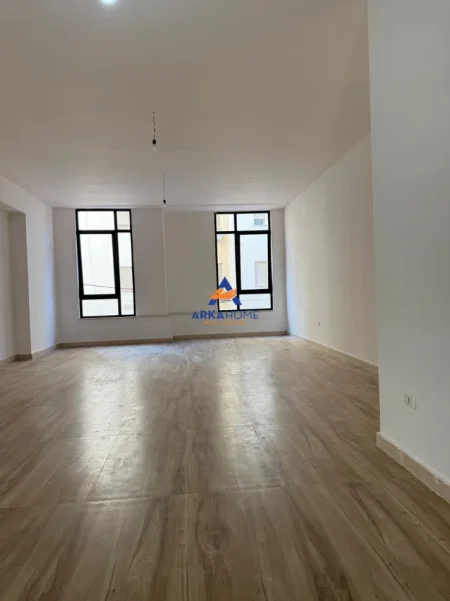 Tirane, jepet me qera ambjent biznesi Kati 1, 82 m² 1.400 € 