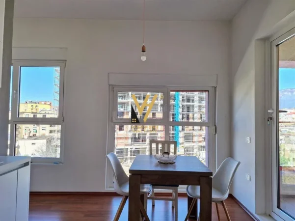 Tirane, jepet me qera apartament 2+1+Ballkon Kati 4, 85 m² 600 € (ALI DEMI)