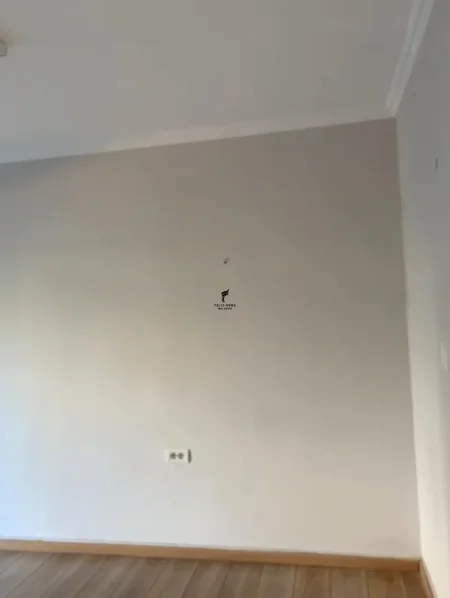 Tirane, jepet me qera zyre Kati 1, 60 m² 650 € (URA E NISHARAKUT)