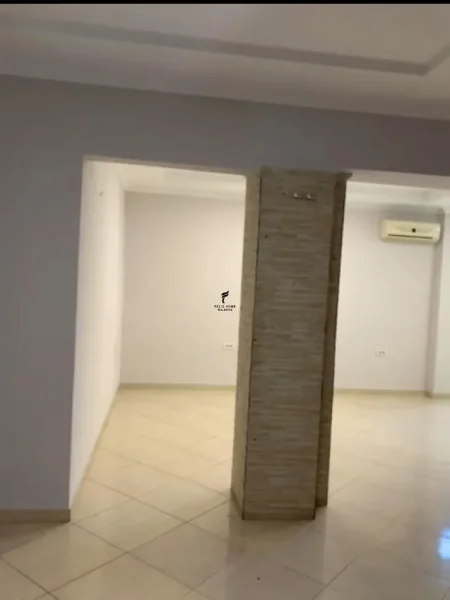 Tirane, jepet me qera zyre Kati 1, 60 m² 650 € (URA E NISHARAKUT)