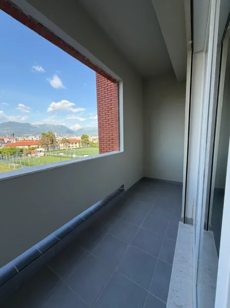 Tirane, jepet me qera apartament 1+1+Ballkon Kati 4, 70 m² 600 € (Golden Park, perballe Spitalit Amerikan 3)