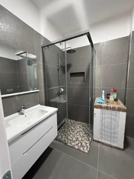 Tirane, jepet me qera apartament 1+1+Ballkon Kati 4, 70 m² 600 € (Golden Park, perballe Spitalit Amerikan 3)