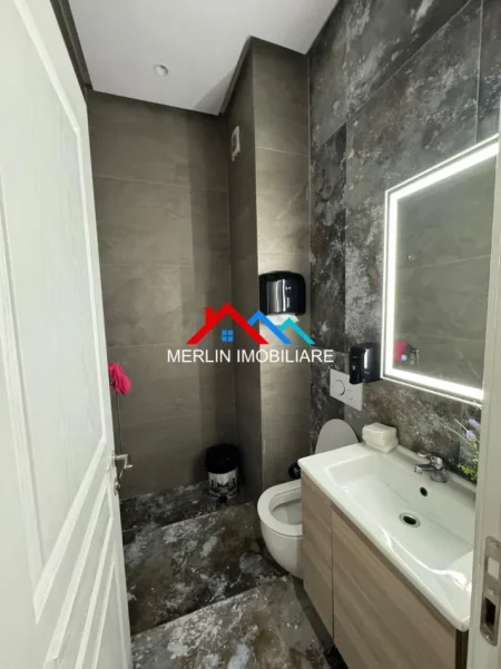 Tirane, jepet me qera zyre Kati 7, 55 m² 650 € (RRUGA BEDRI KARAPICI,SPITALI AMERIKAN 3.)