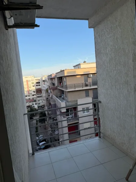 Tirane, jepet me qera apartament 2+1 Kati 8, 90 m² 550 € (Rruga Tom Plezha)